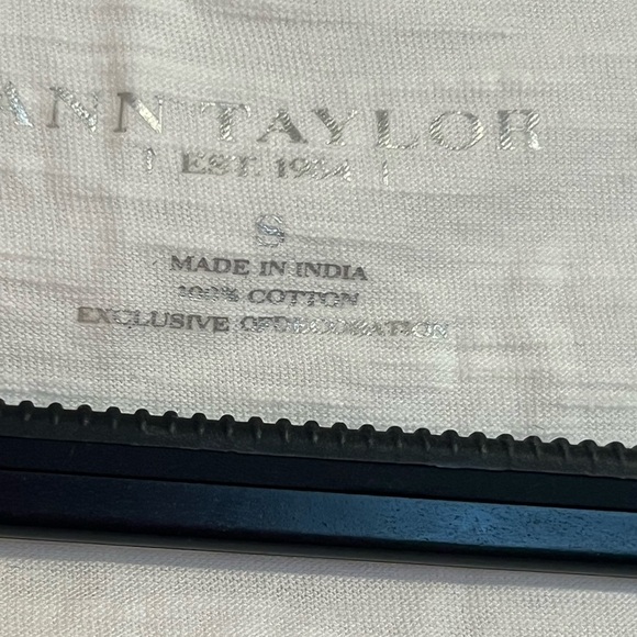 #58 ANN TAYLOR • WHITE TEXTURED DESIGNED TOP - Picture 4 of 4